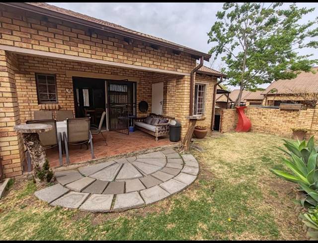 2 BEDROOM TOWNHOUSE FOR SALE IN ROOIHUISKRAAL NORTH